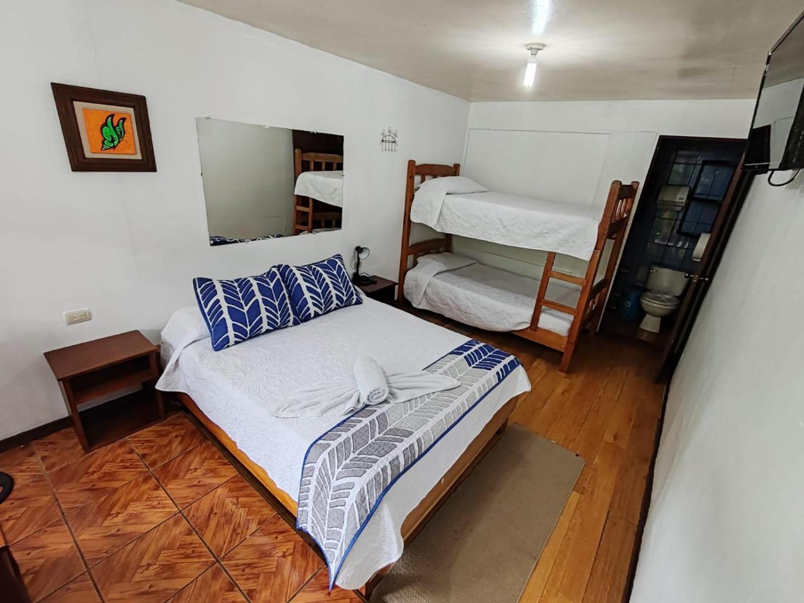 Cabinas El Pueblo Bed and breakfast