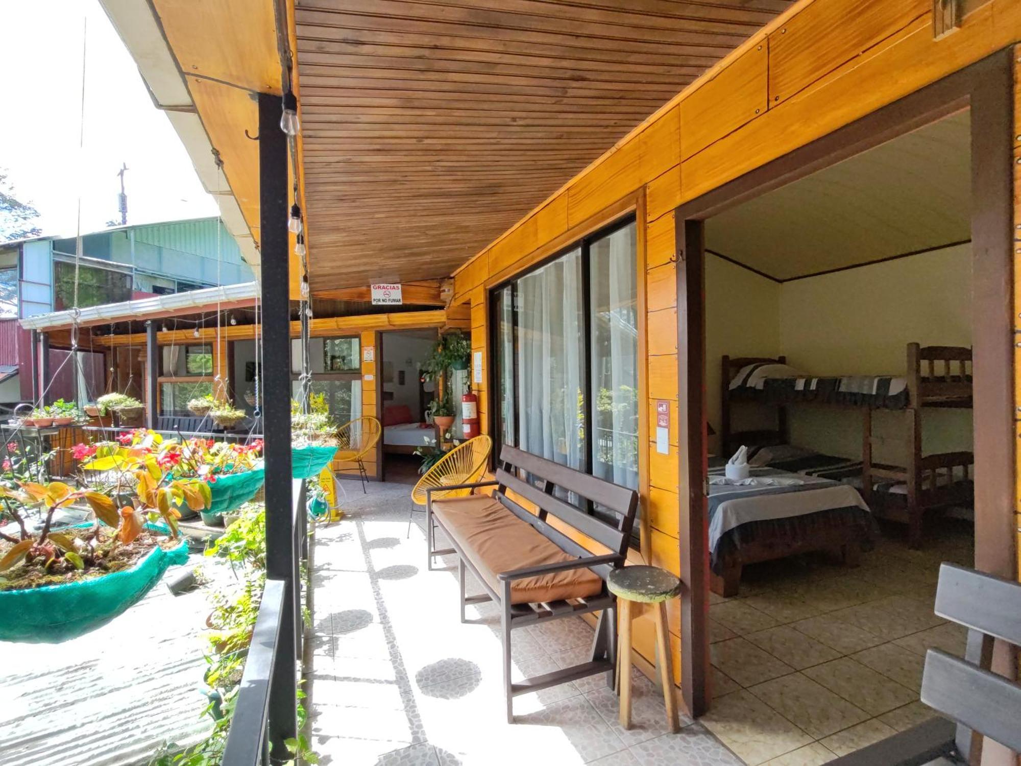 Cabinas El Pueblo Bed and breakfast